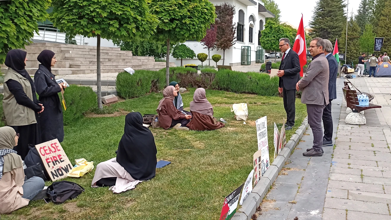 Selçuk Üniversitesi öğrencilerinden Gazze’deki soykırıma barışçıl tepki